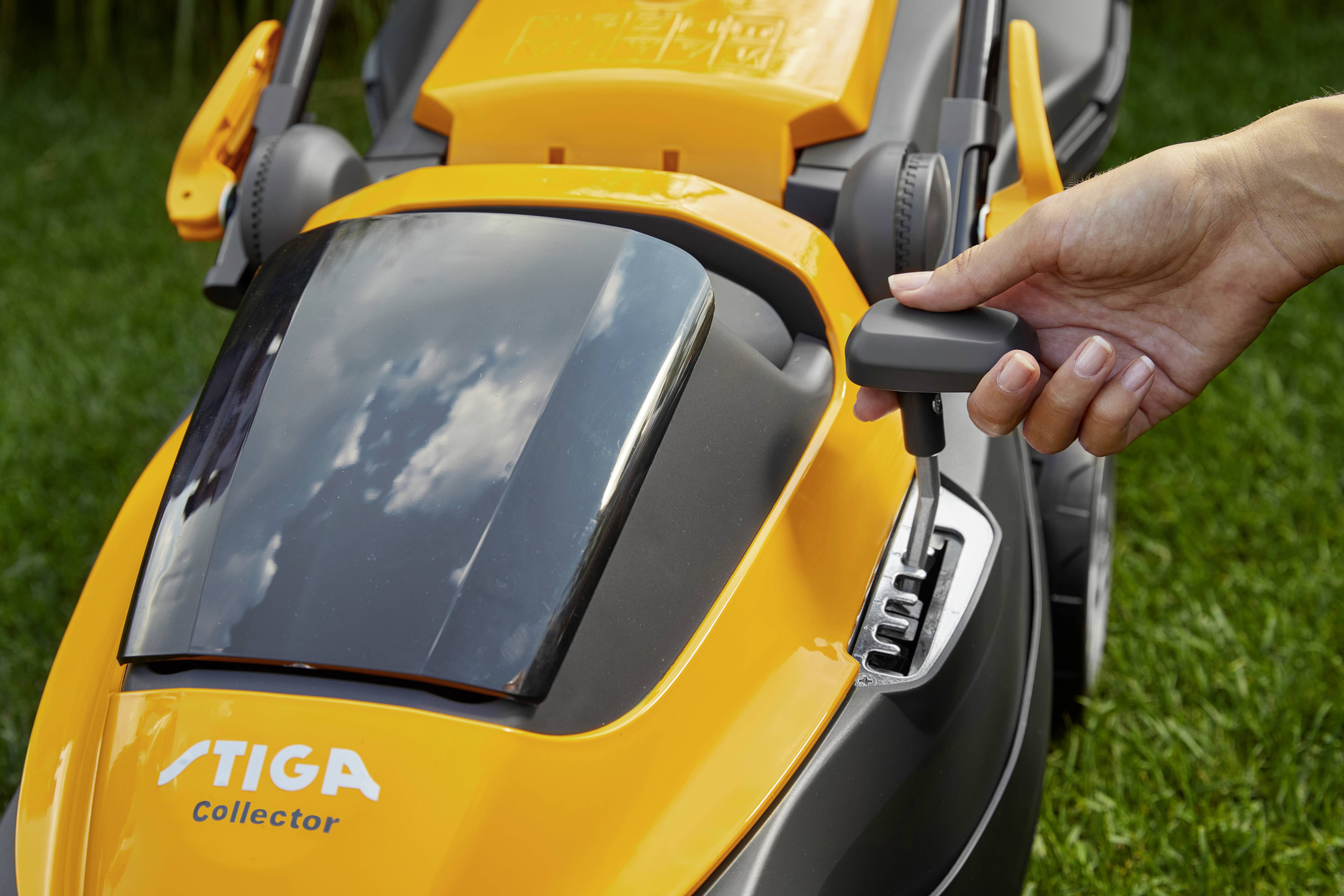 STIGA Collector 136e akumulátor sekačka s nastavením výšky sečení, + akumulátor, vč. nabíječky 20 V šířka sekání 34 cm U-14