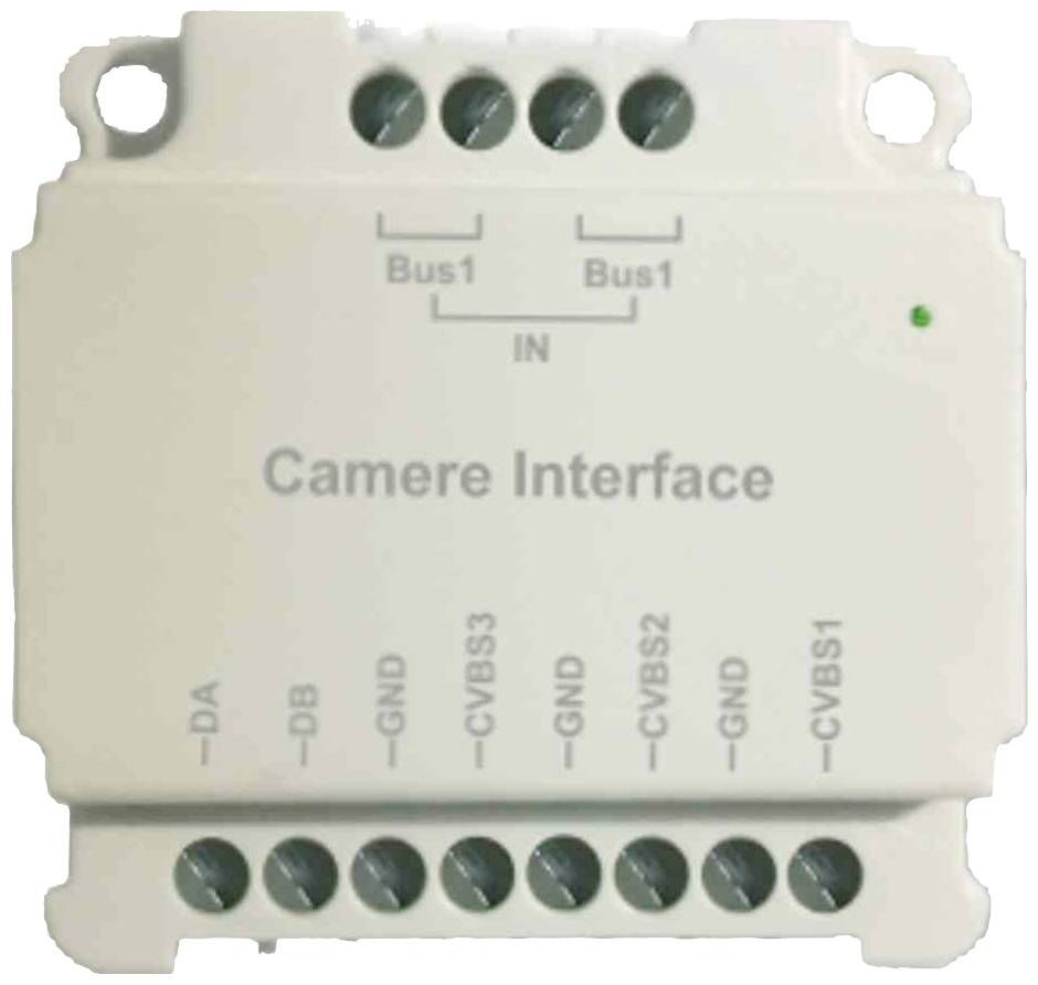 Bílé rozhraní kamerového zařízení se šesti horními konektory označenými "Bus1", "IN" a šesti spodními konektory označenými "-DA", "-DB", "GND", "CVBS3", "CVBS2", "CVBS1".