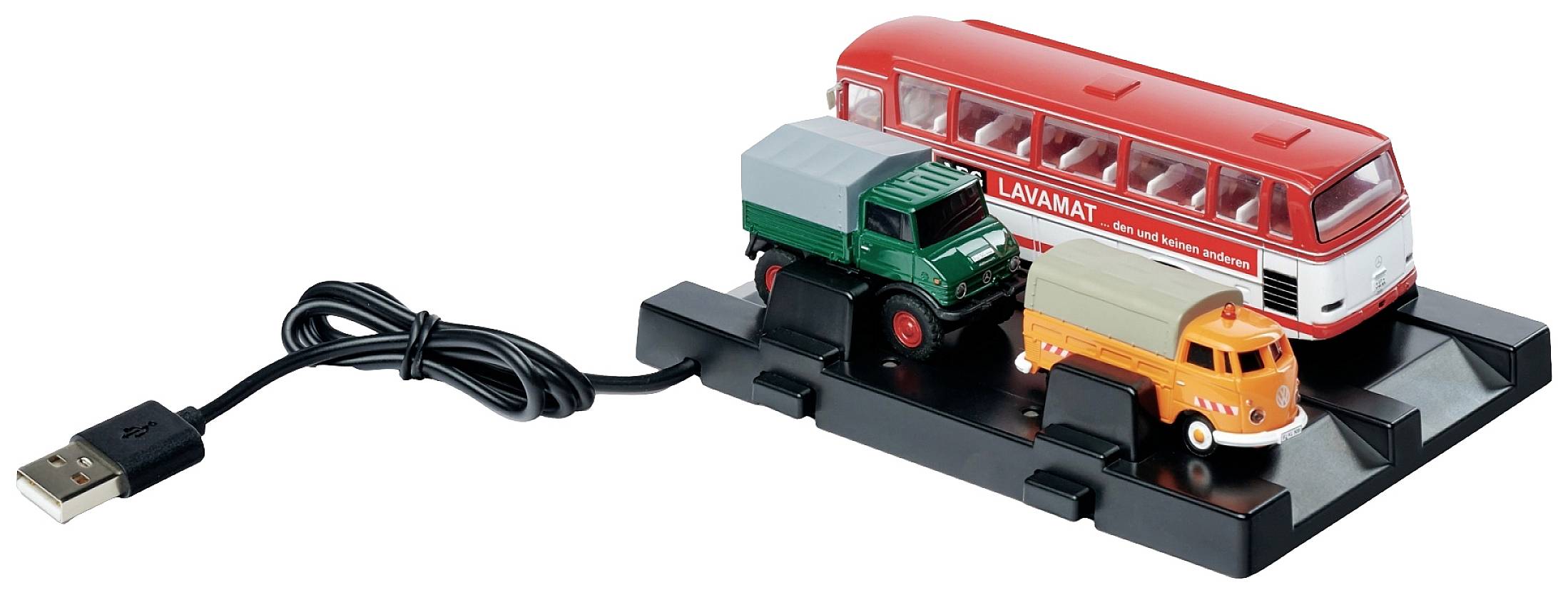 Hračkářské modely: červený autobus s nápisem 'Lavamatic', zelený nákladní vůz, oranžový dodávkový vůz na USB platformě.