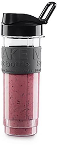 Průhledný mixovací šálek s černým víkem a karabinkou, naplněný červeným smoothie a černými semínky bobulí.