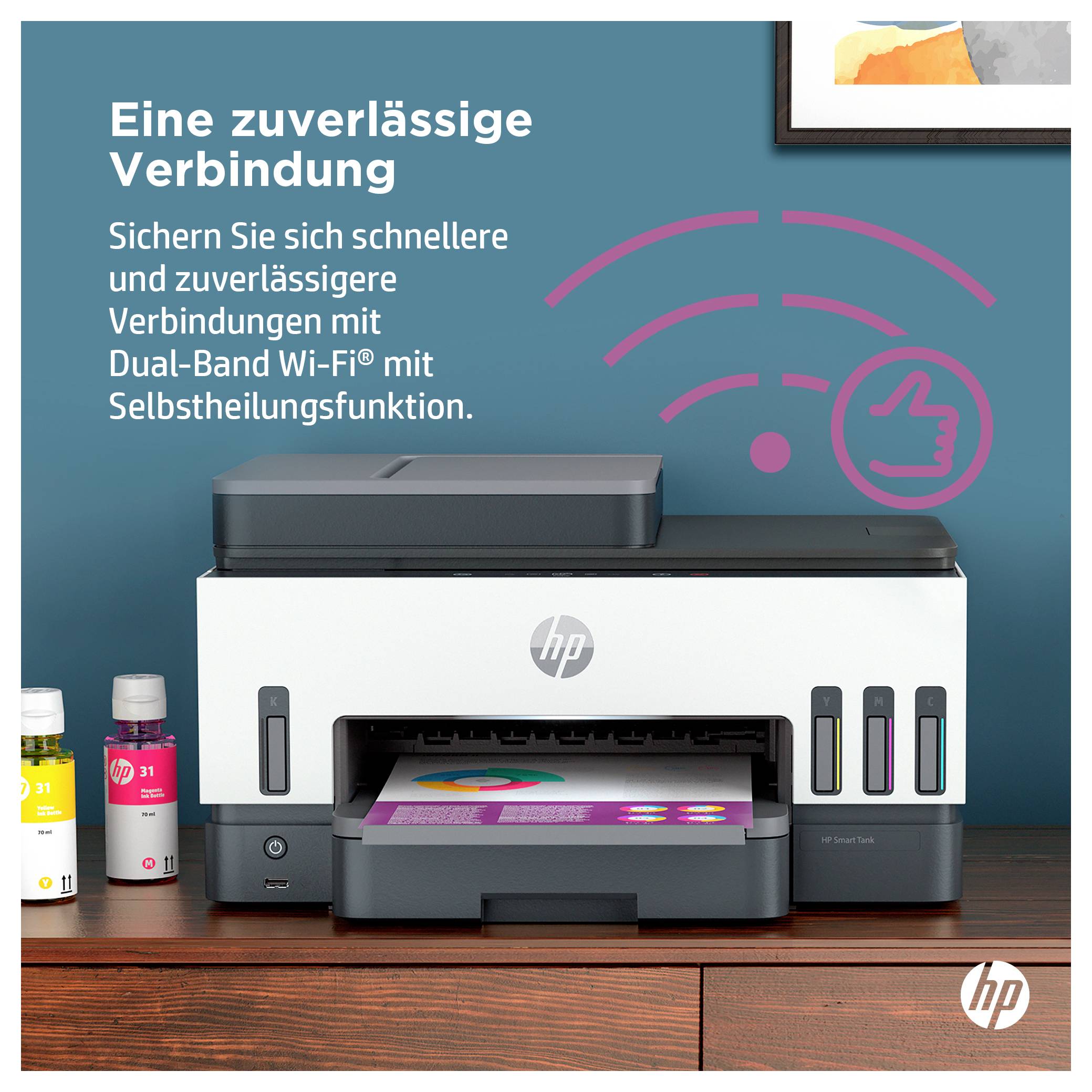 HP tiskárna na inzerátu zobrazující bílou tiskárnu s růžovou ikonou Wi‑Fi a německý text propagující spolehlivé duální pásmo Wi‑Fi s vlastním hojením.