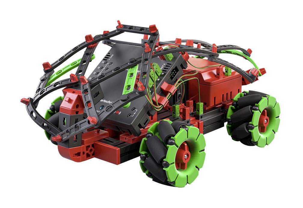 Barevný hračkový robot s velkými koly a kabelovou strukturou. Hlavní barvy jsou červená, černá a zelená.