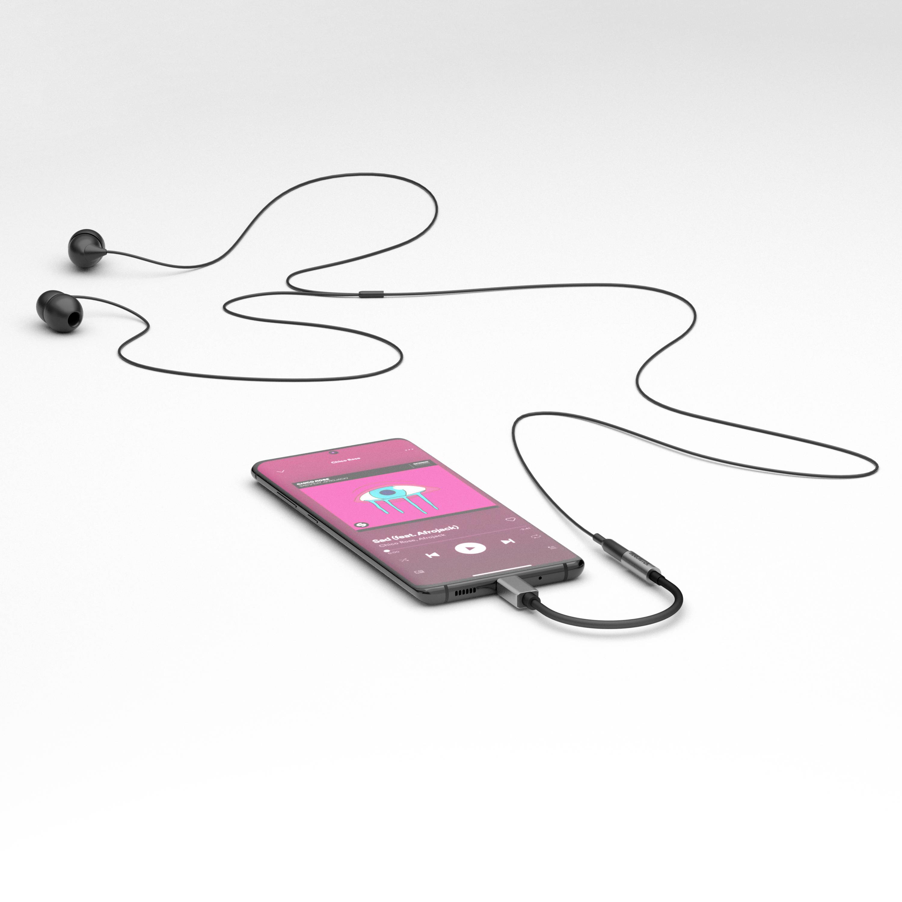 Smartphone se sluchátky; hudební aplikace zobrazuje název skladby a průběh přehrávání.