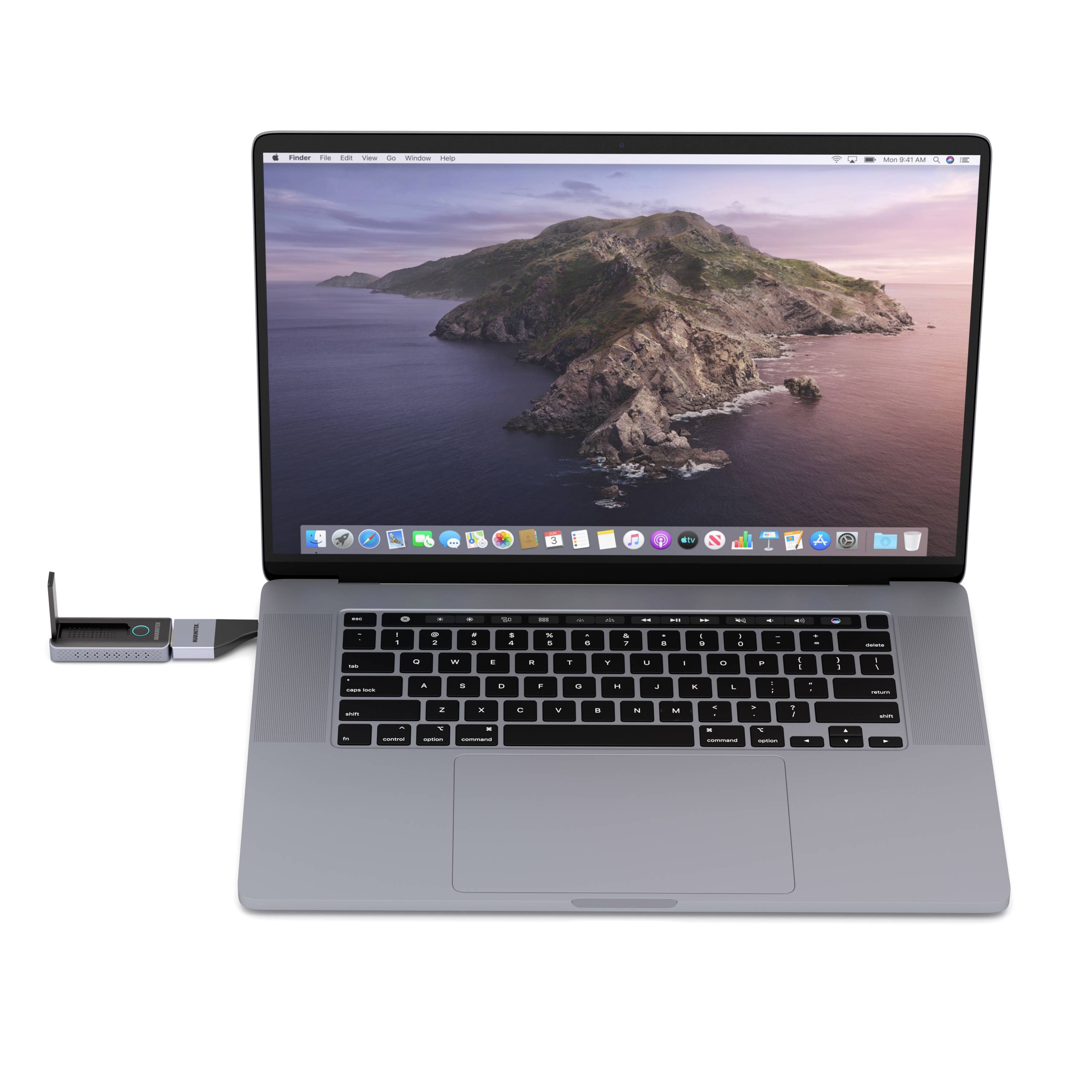 Otevřený notebook s připojeným USB zařízením. Na obrazovce je krajinný snímek s horou nad mořem.
