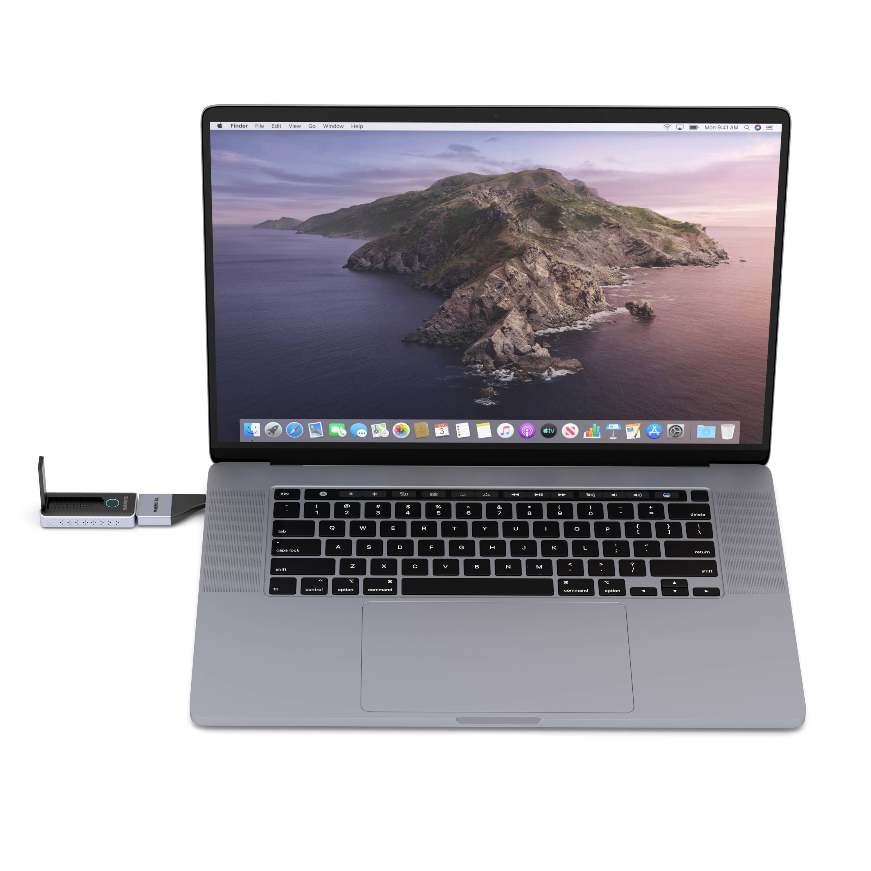 Otevřený notebook s krajinou na obrazovce. USB flash disk je připojen na levé straně notebooku.