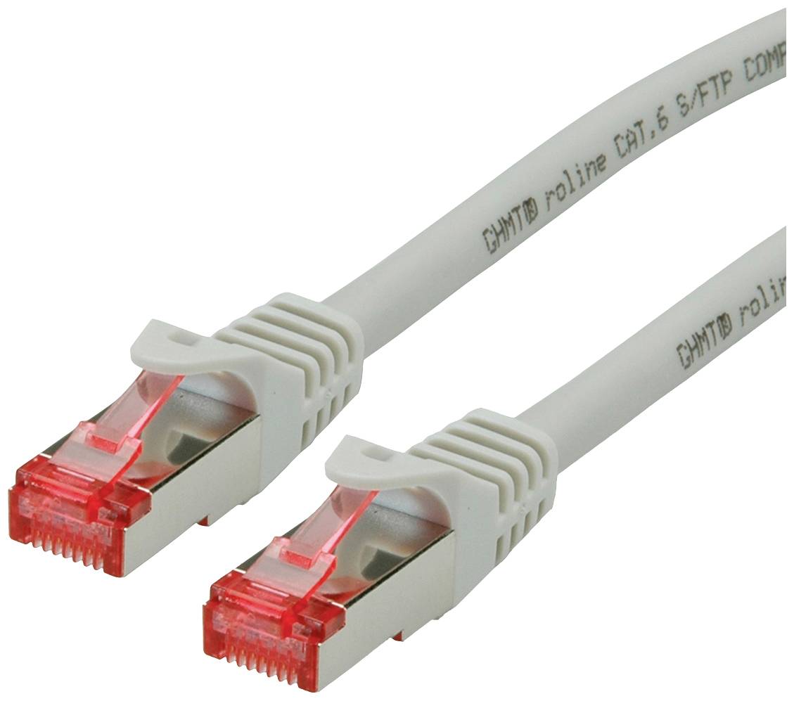 Dvě šedé ethernetové kabely s červenými konektory, vhodné pro připojení CAT7, na bílém pozadí.