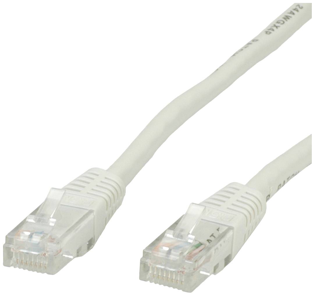 Bílý ethernetový kabel se dvěma konektory RJ-45 na koncích, používaný pro připojení síťových zařízení.