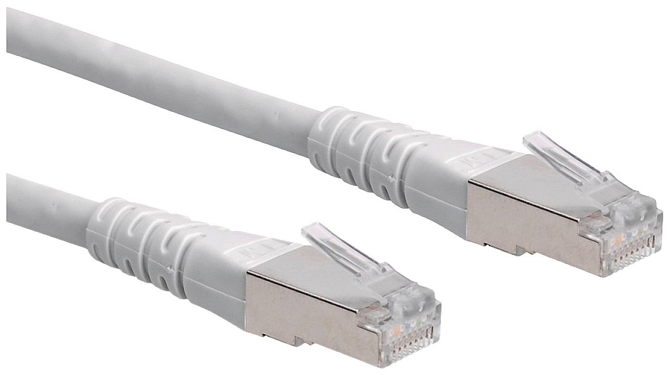 Šedý ethernetový kabel se dvěma konektory RJ45, který se používá pro síťové připojení.