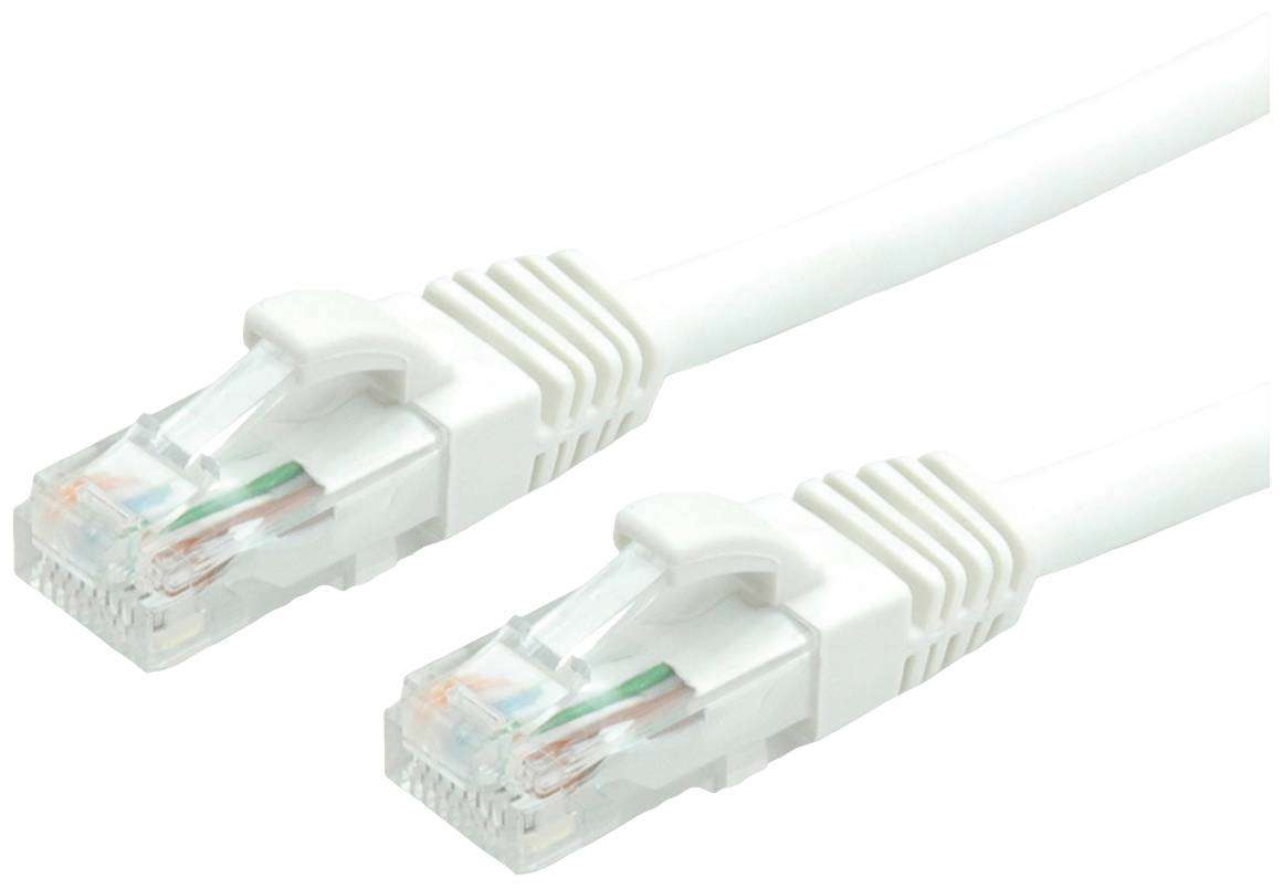 Bílý ethernetový kabel s dvěma konektory RJ45 na koncích, používaný pro síťová připojení.
