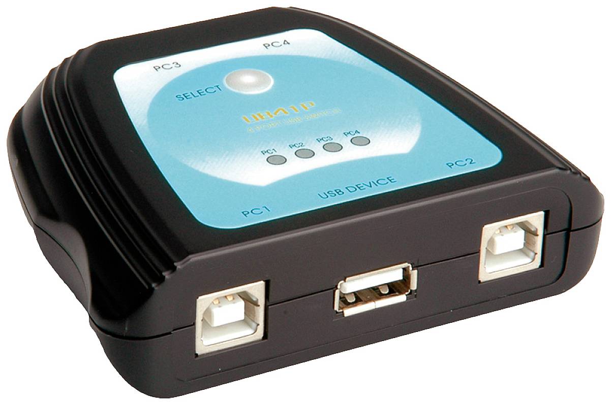 Černý USB přepínač se čtyřmi porty: PC1, PC2, PC3, PC4 a USB zařízení. Tlačítko 'Select' na horní straně s LED indikátory.