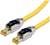 Žlutý síťový kabel s dvěma konektory RJ45 na koncích, vhodný pro ethernetová připojení.