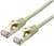 Síťový kabel se dvěma konektory RJ45, často používaný pro ethernetová připojení v počítačových sítích.
