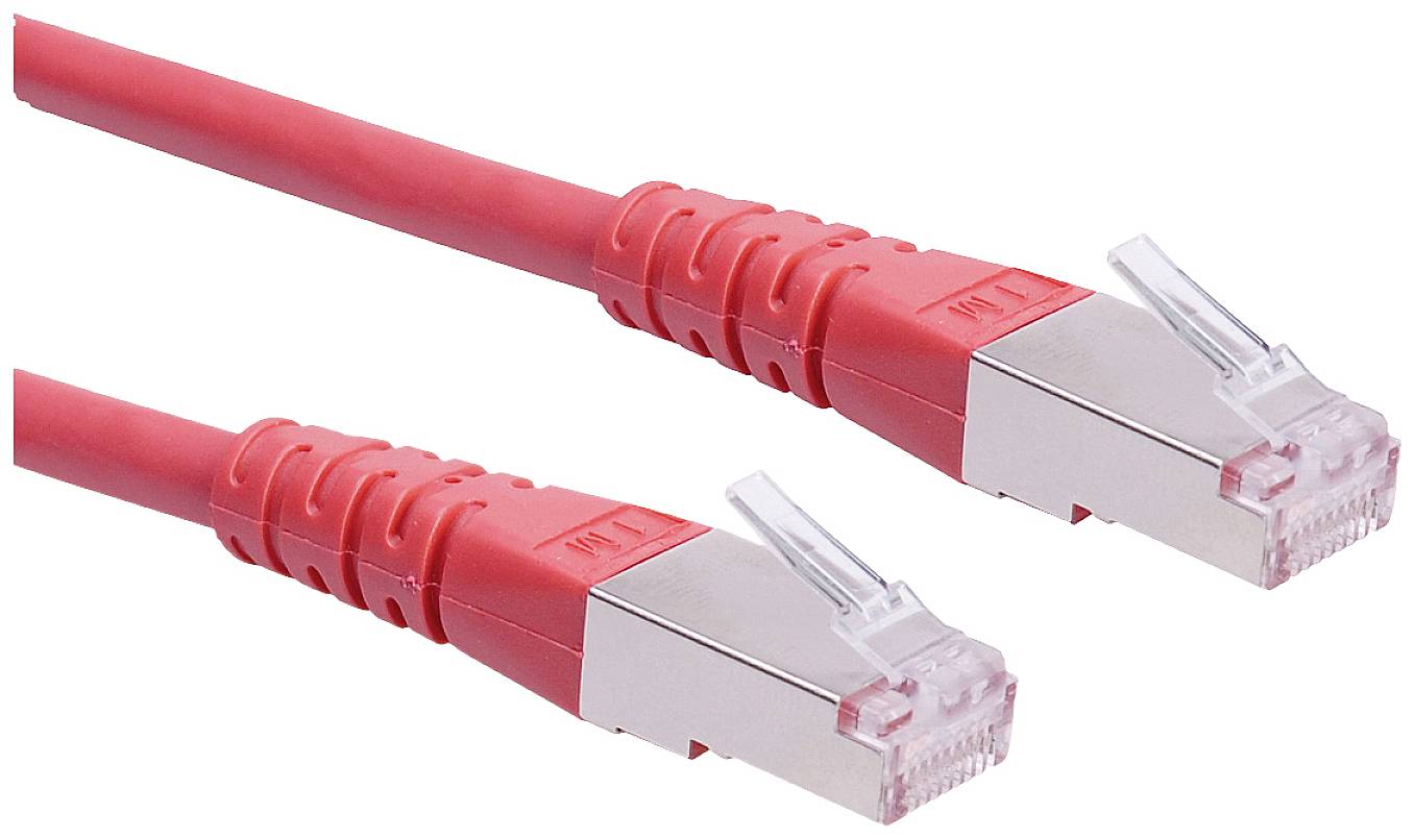 Dva červené ethernetové kabely s RJ45 konektory, které se používají pro propojení síťových zařízení.
