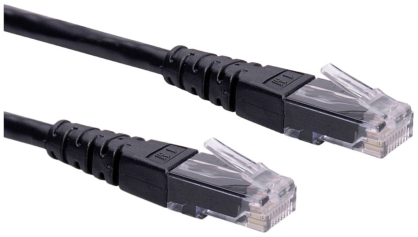 Dva černé ethernetové kabely s průhlednými konektory RJ-45, položené rovnoběžně vedle sebe na bílém pozadí.