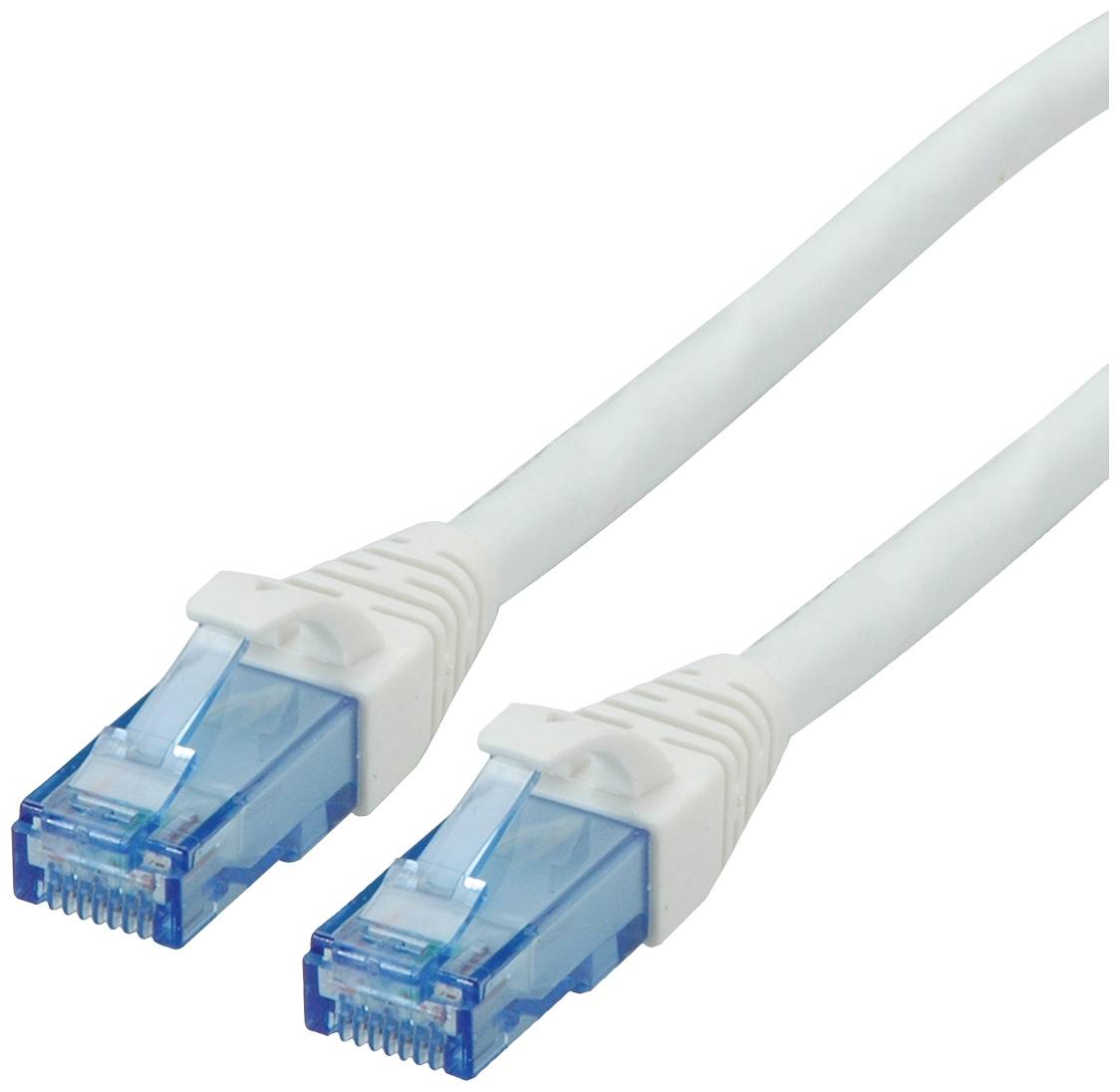 Bílý ethernetový kabel s modrými konektory na obou koncích, používaný pro síťové připojení v domácích nebo kancelářských sítích.
