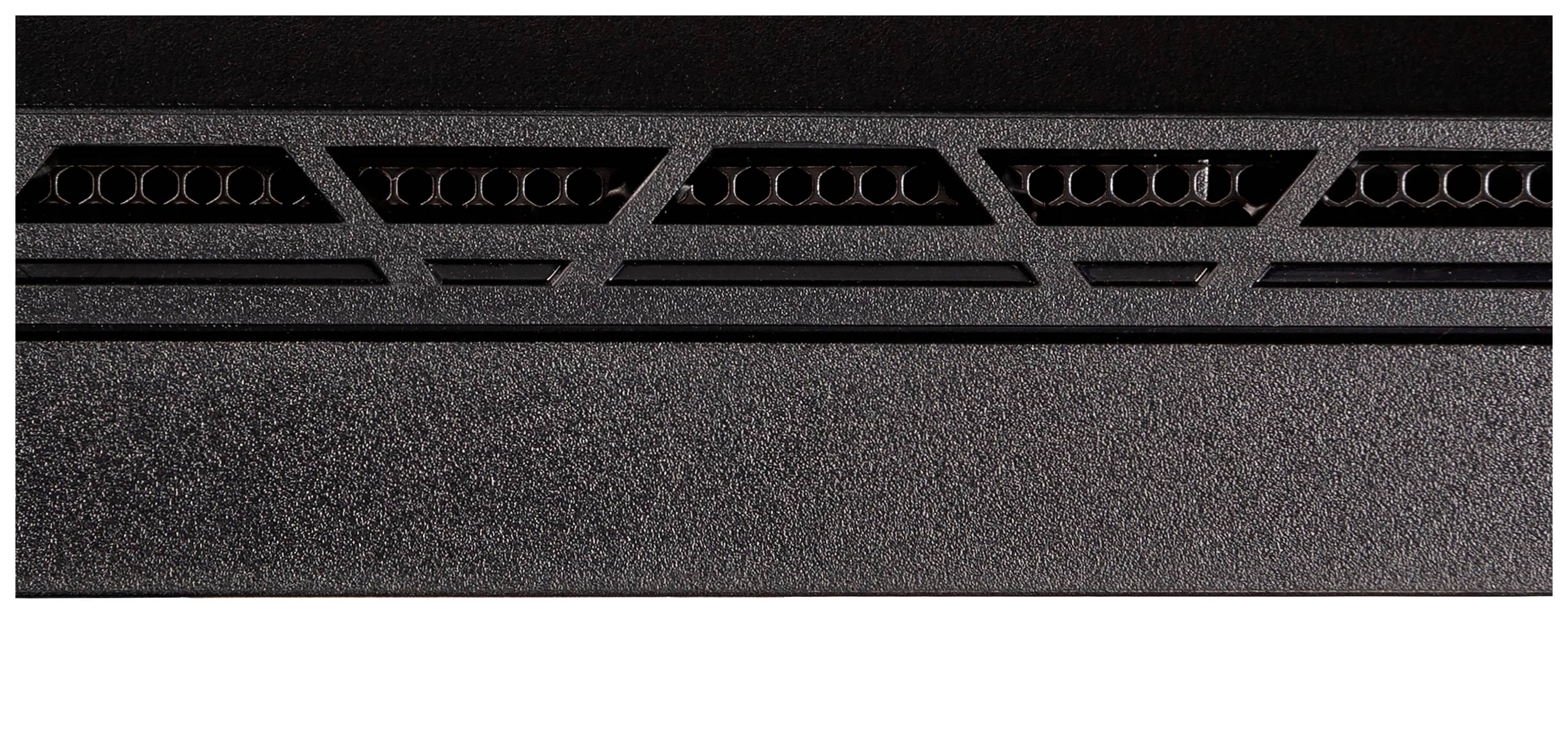 Detailní záběr černé větrací mřížky s geometrickým vzorem.
