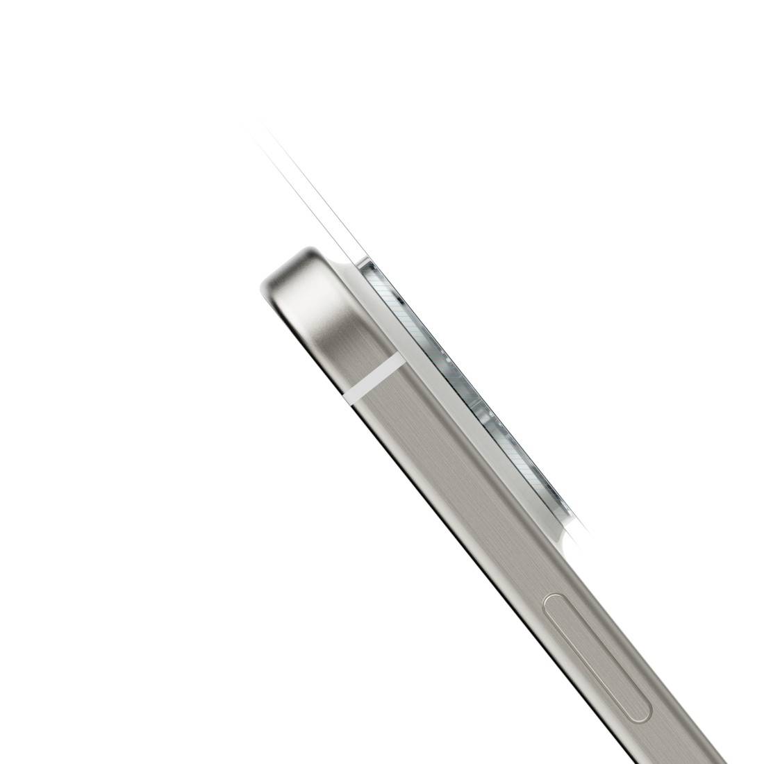 Detailní záběr na boční hranu smartphonu stříbrné barvy ukazuje zkosený design a boční tlačítko.