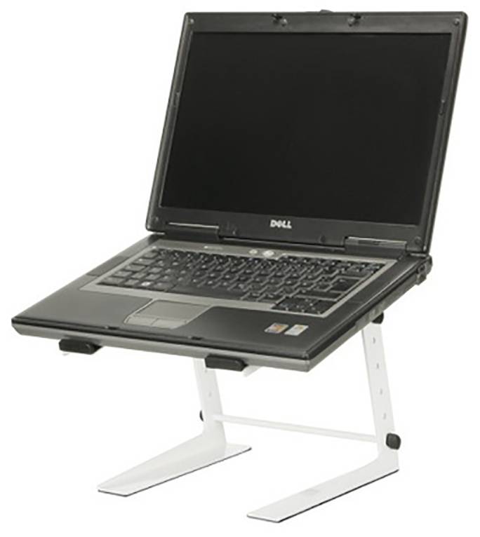 Černý notebook umístěný na bílém nastavitelném stojanu, otevřený a připravený k použití, na bílém pozadí.