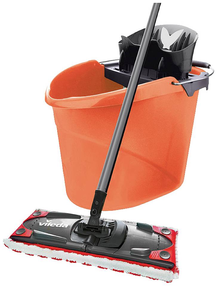 Červený kbelík s černým nástavcem na čištění a mop s dlouhou rukojetí, vhodný pro úklid podlahy.