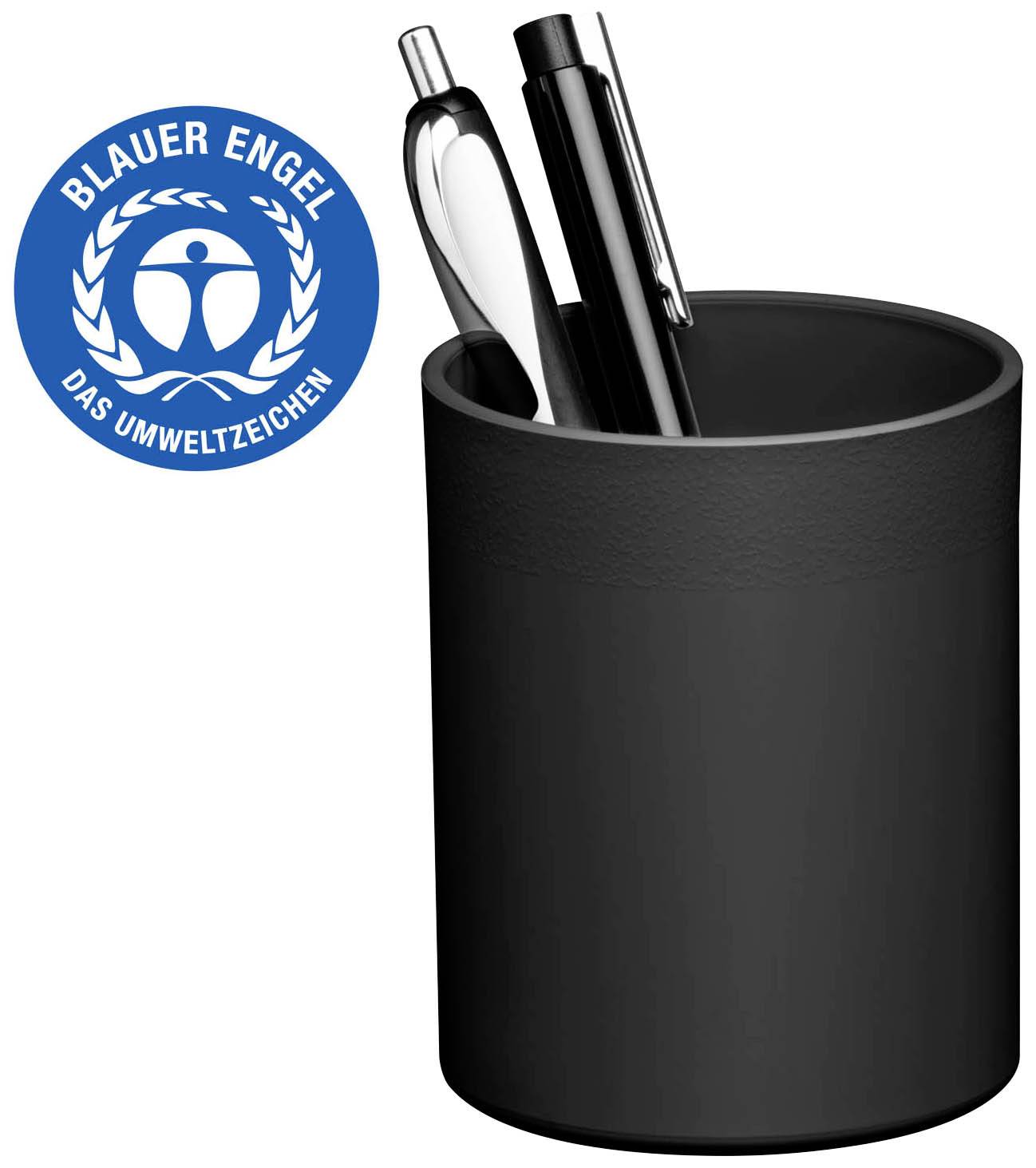 Černý držák na tužky se dvěma tužkami. Vlevo vedle něj je umístěno logo environmentální značky „Modrý anděl".