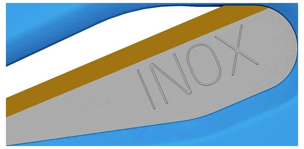 Detailní záběr kovového dílu s vyraženým nápisem 'INOX' na modrém pozadí.