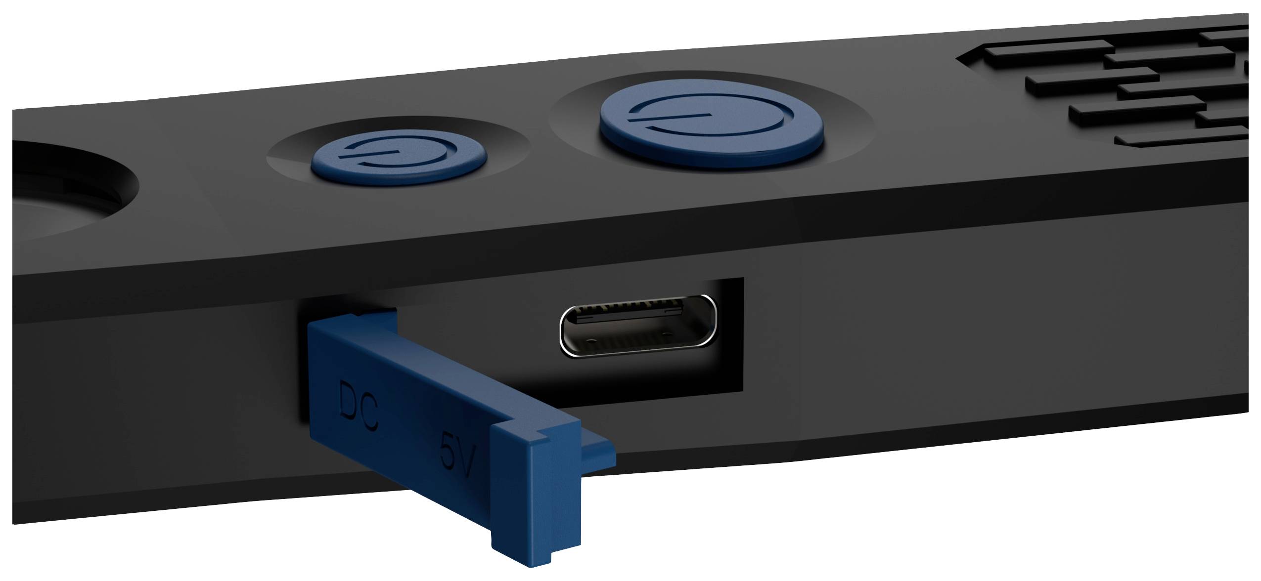 Detailní záběr černého elektronického zařízení se dvěma modrými tlačítky a otevřeným USB-C portem uprostřed.