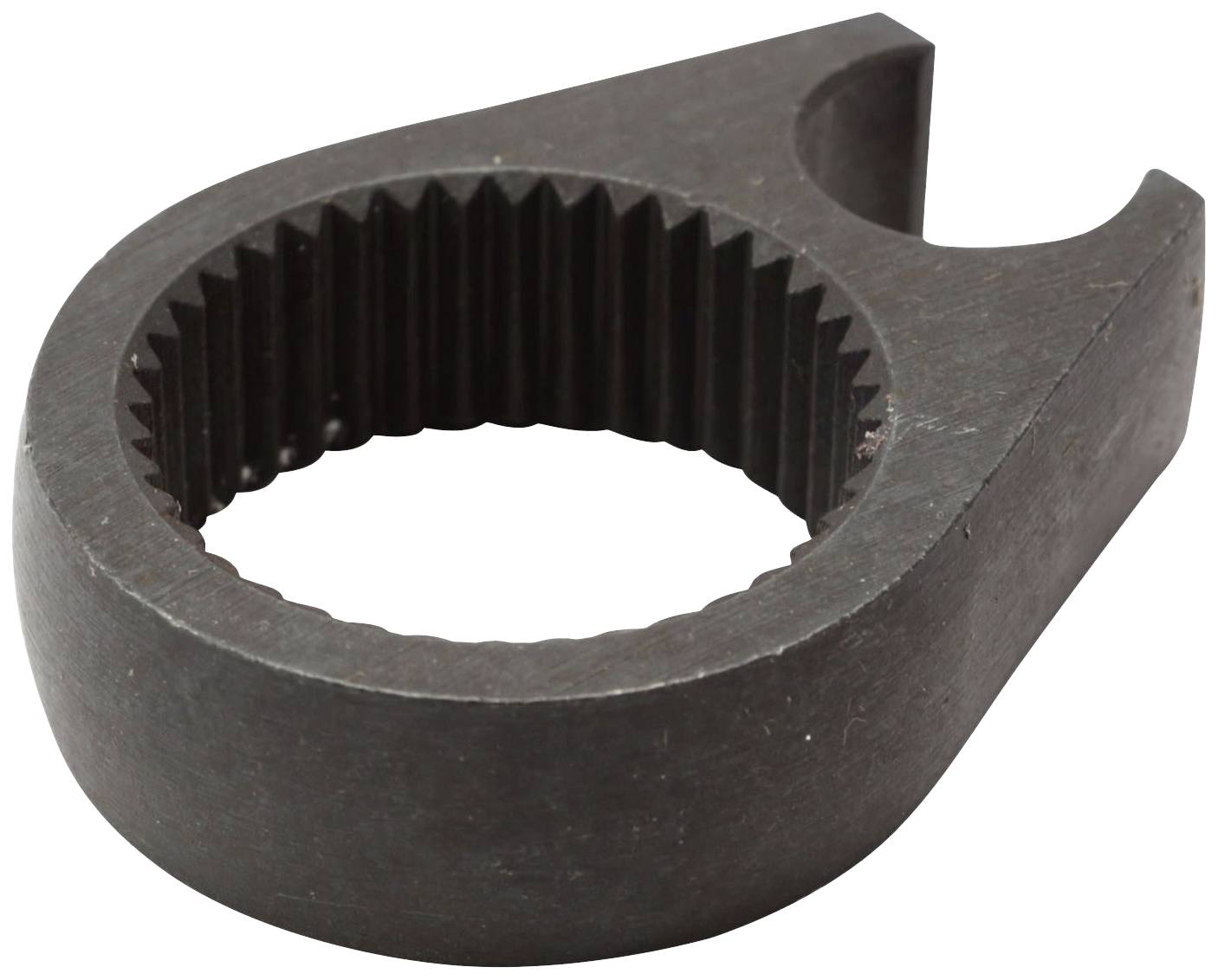 Ozubený kovový kroužek se zaoblenými otvorem, vhodný jako nástavec nástroje nebo mechanická součástka.