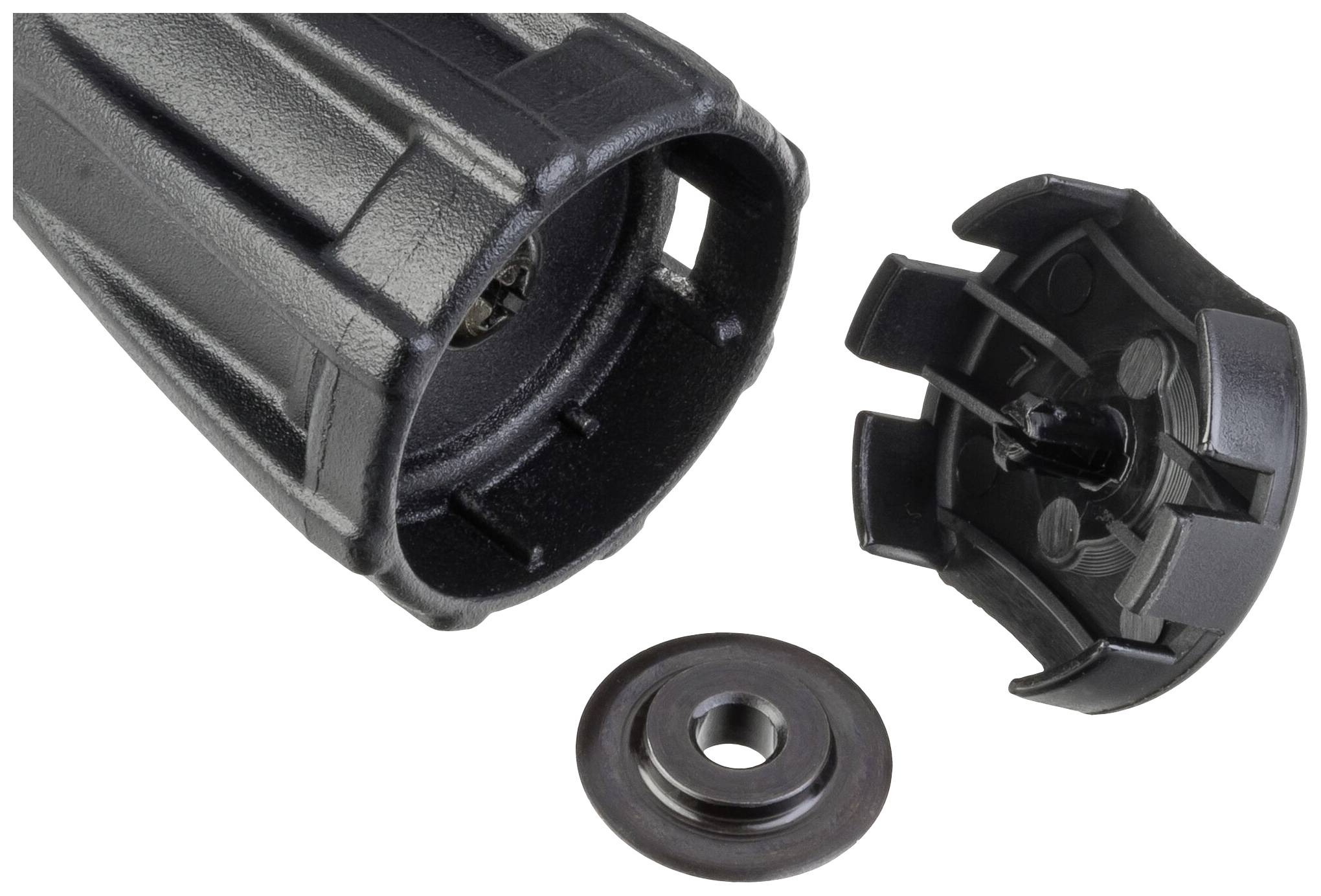 Černý plastový nástroj vedle dvou jednotlivých dílů. Nástroj má válcovitý tvar a menší díl má kruhový otvor.