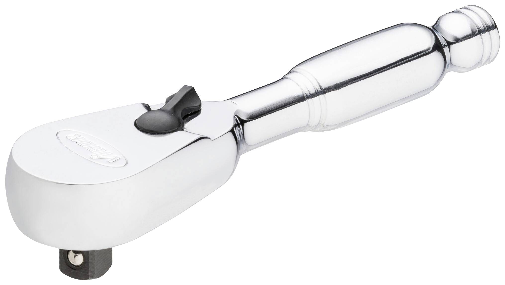 Stříbrný ráčnový klíč s ergonomickou rukojetí a čtvercovým nástavcem pro upevnění nástrčných klíčů.