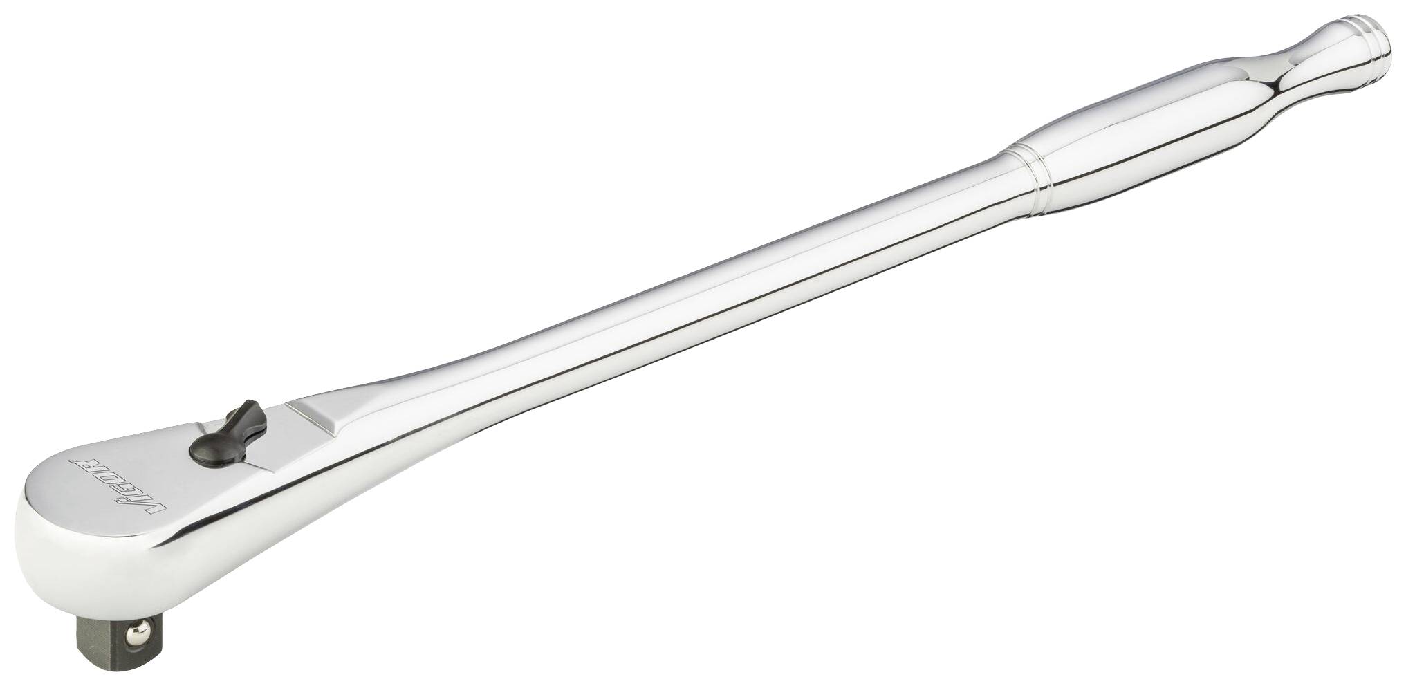 Chromovaný ráčnový klíč s ergonomickou rukojetí, vhodný pro utahování šroubů a matic při mechanických pracích.