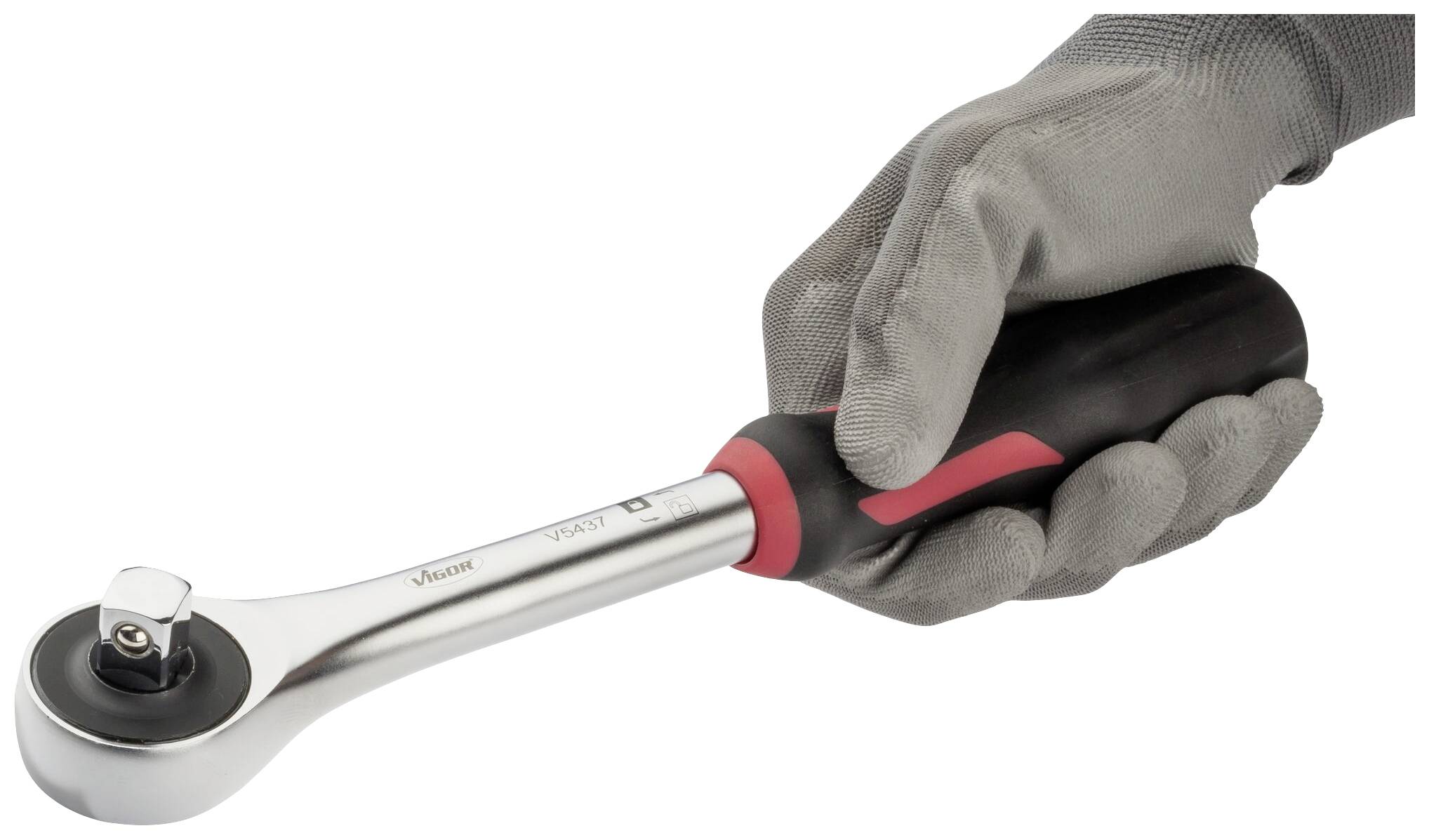 Šedá rukavice svírá ráčnu s černou rukojetí.