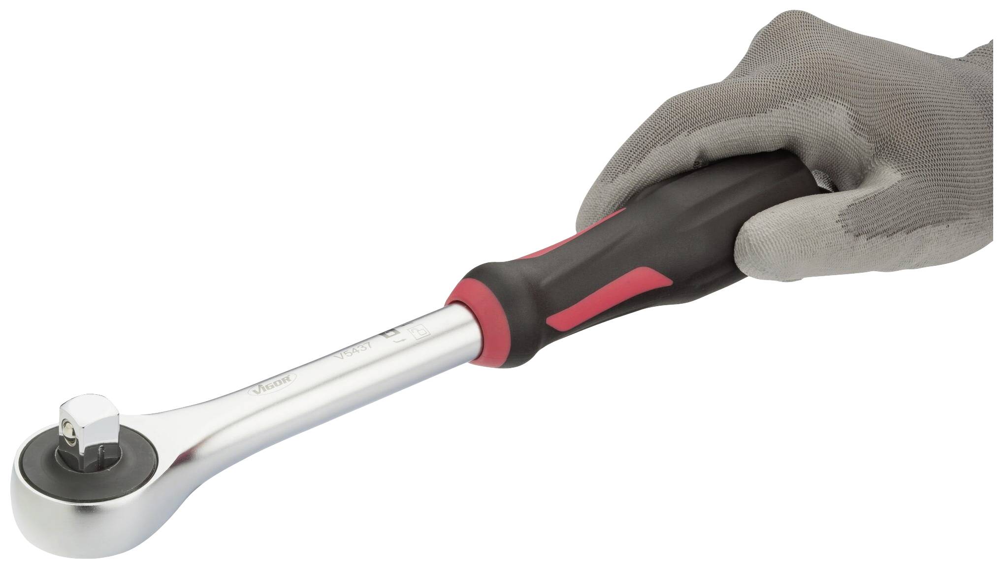 Ruka v šedé rukavici drží ráčnu s černou rukojetí.