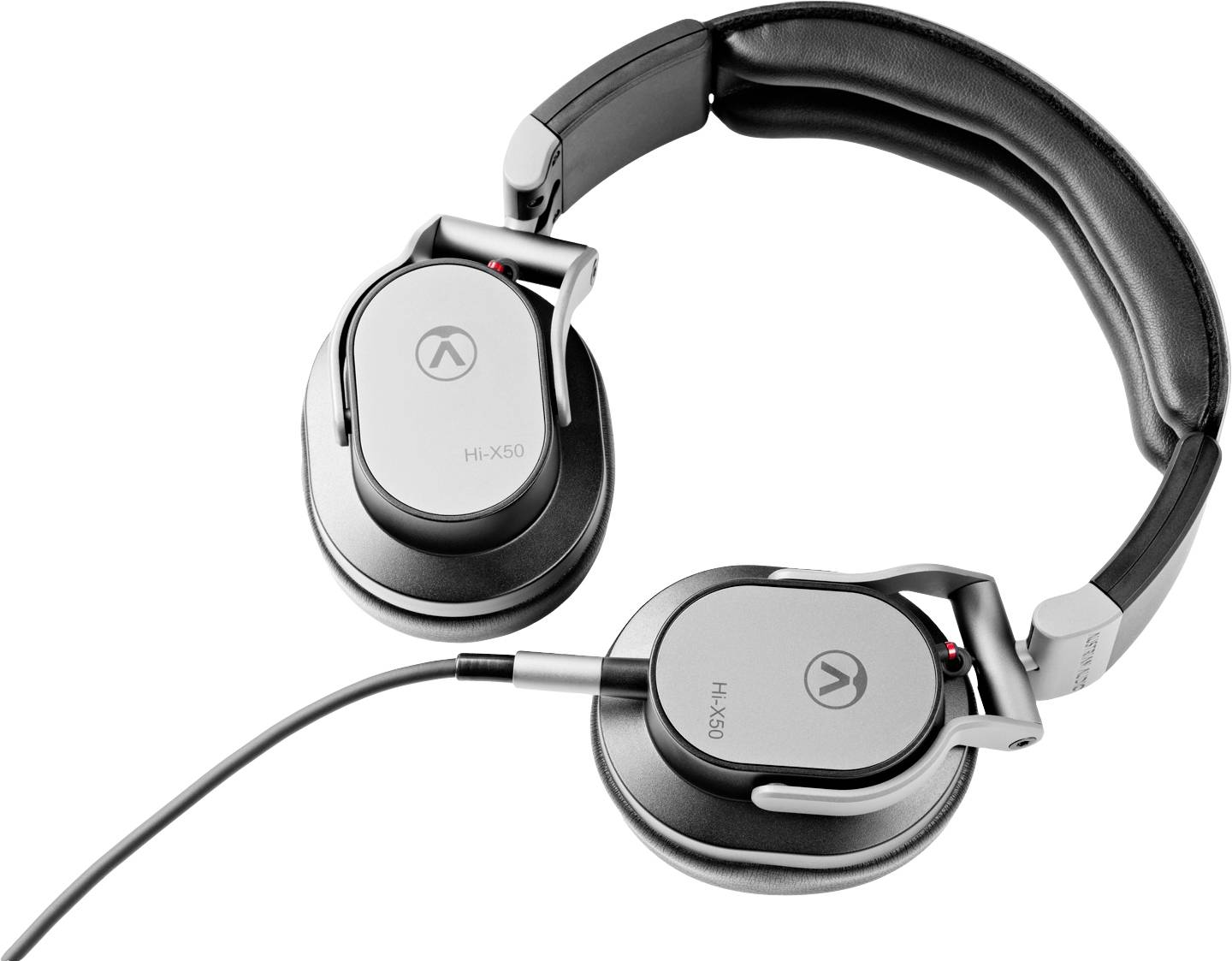 Šedá kabelová sluchátka over-ear; moderního a ergonomického designu, vhodná pro poslech hudby.