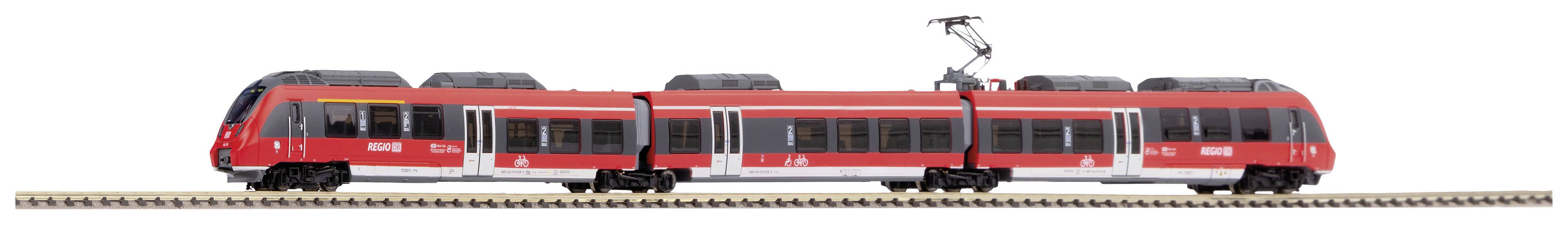 Červený, moderní model regionálního vlaku na kolejnici; zobrazuje boční detaily a sběrač proudu (pantograf) na střeše.