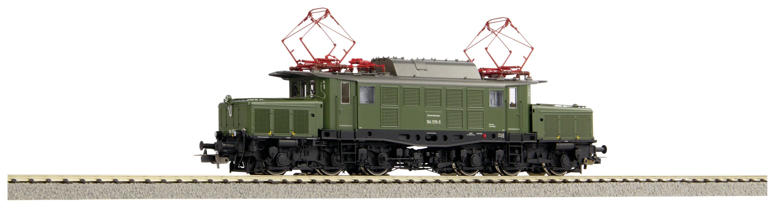 Zelená modelová elektrická lokomotiva stojí na kolejích. Nahoře má dva červené sběrače proudu a vykazuje detailní provedení.
