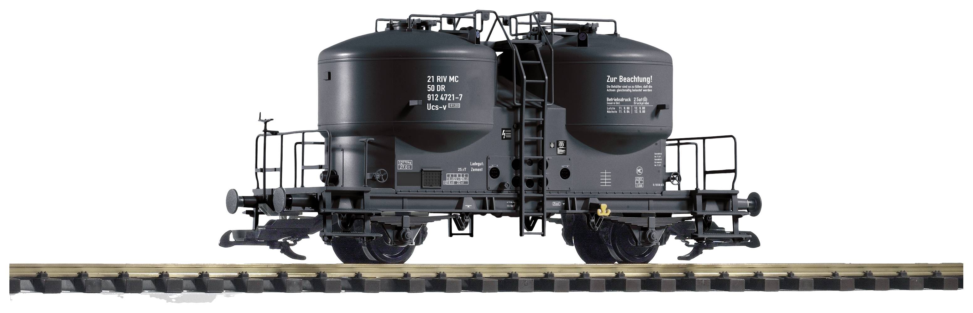 Černý železniční cisternový vůz s nápisy a logy na nádržích představuje vozidlo určené pro přepravu kapalin.