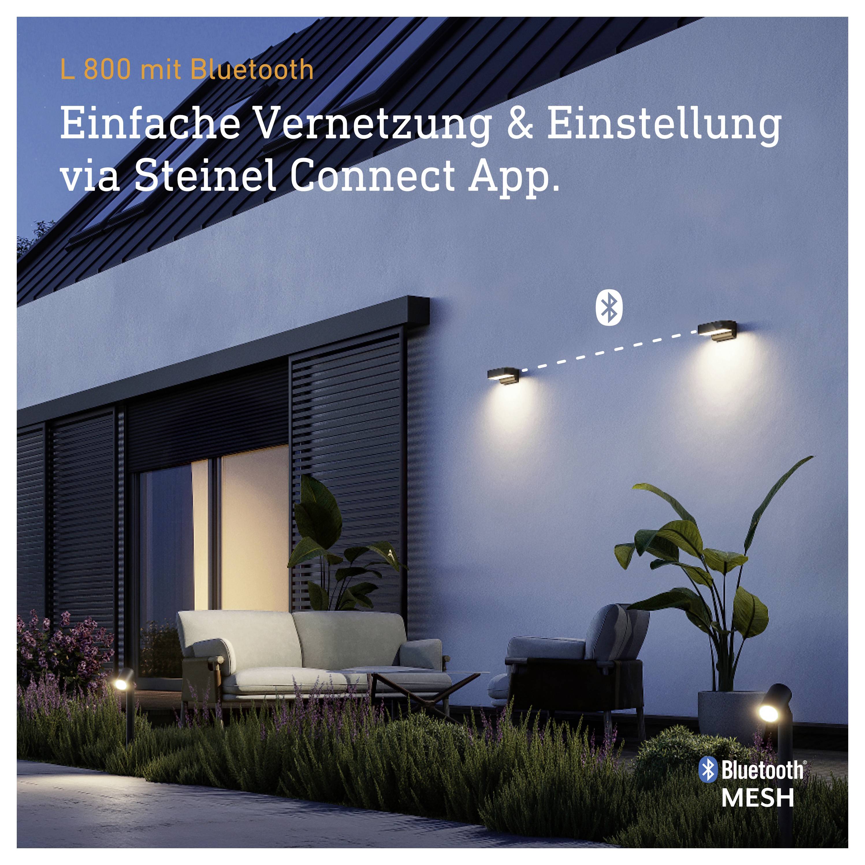 Reklamní obrázek na "L 800 s Bluetooth": Jednoduše propojujte a nastavujte venkovní osvětlení prostřednictvím aplikace Steinel Connect; symbol Bluetooth Mesh a osvětlená fasáda domu v noci.