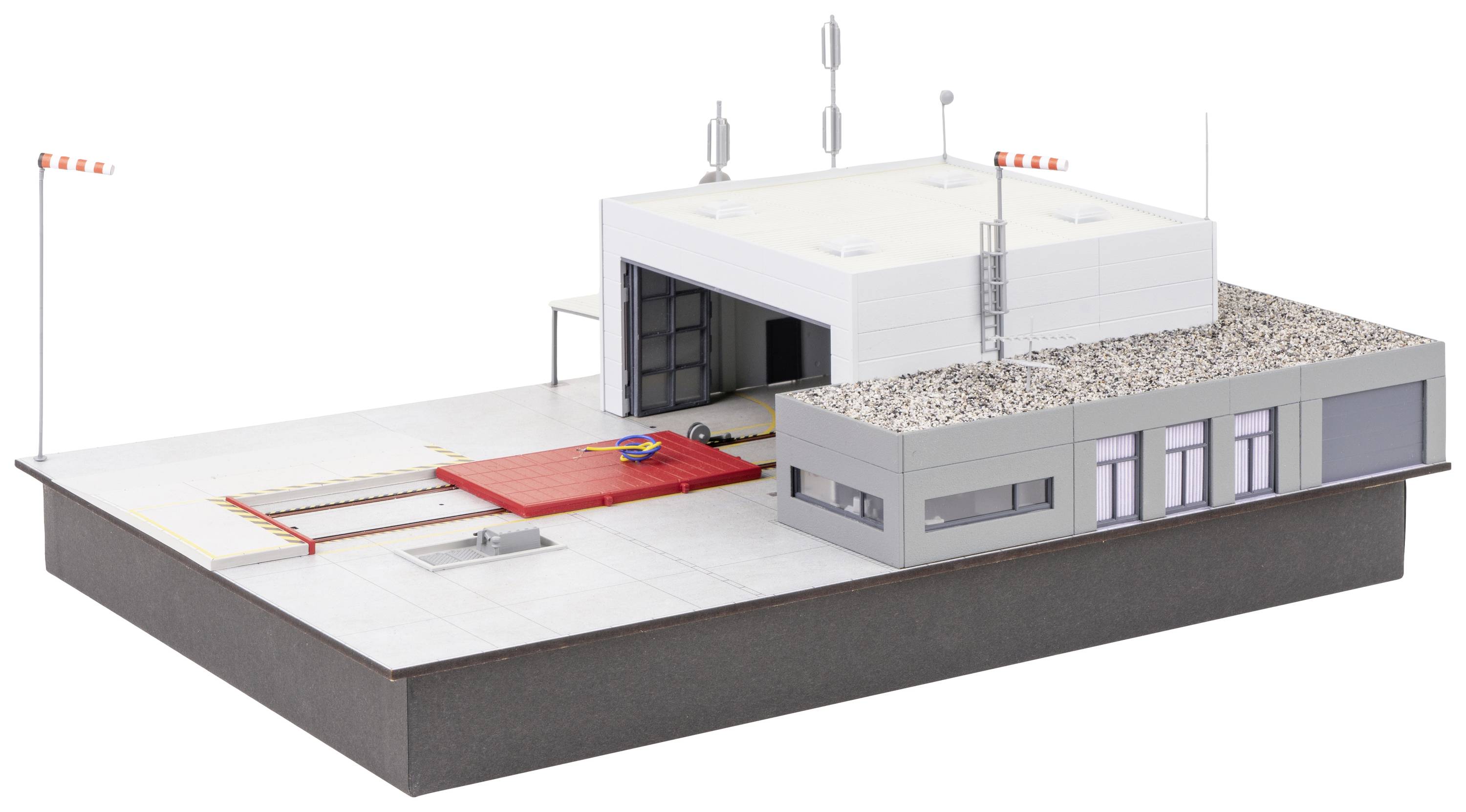 Model průmyslového komplexu v měřítku s nakládací oblastí a kancelářským traktem, anténami na střeše.