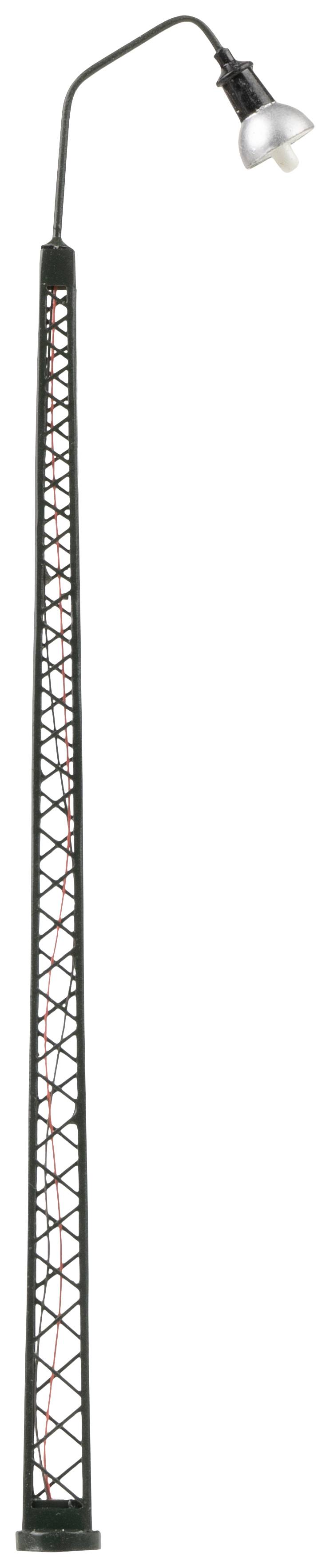 Vysoká, úzká pouliční lampa s štíhlým, mřížkovitým sloupem a lehce nakloněnou svítilnou směřující dolů.