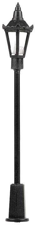 Černá pouliční lampa v antickém stylu se čtyřmi skleněnými tabulemi a dekorativními detaily na vrcholu.