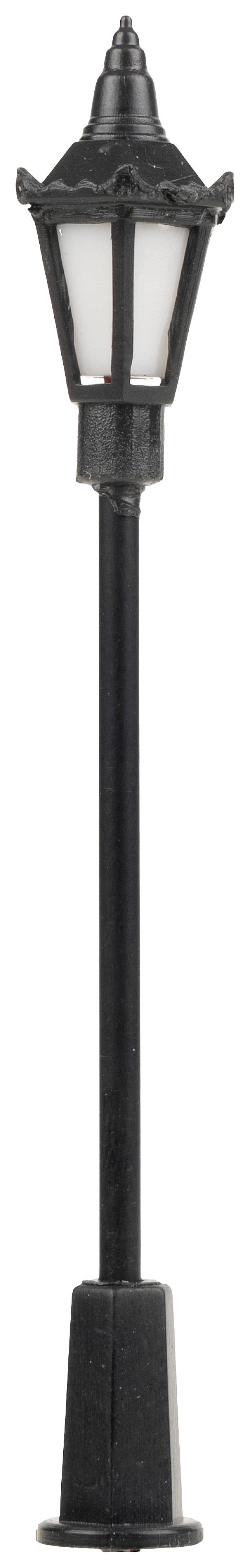 Černá pouliční lampa s klasickým stylem osvětlení, vhodná pro miniaturní znázornění a modelářství.