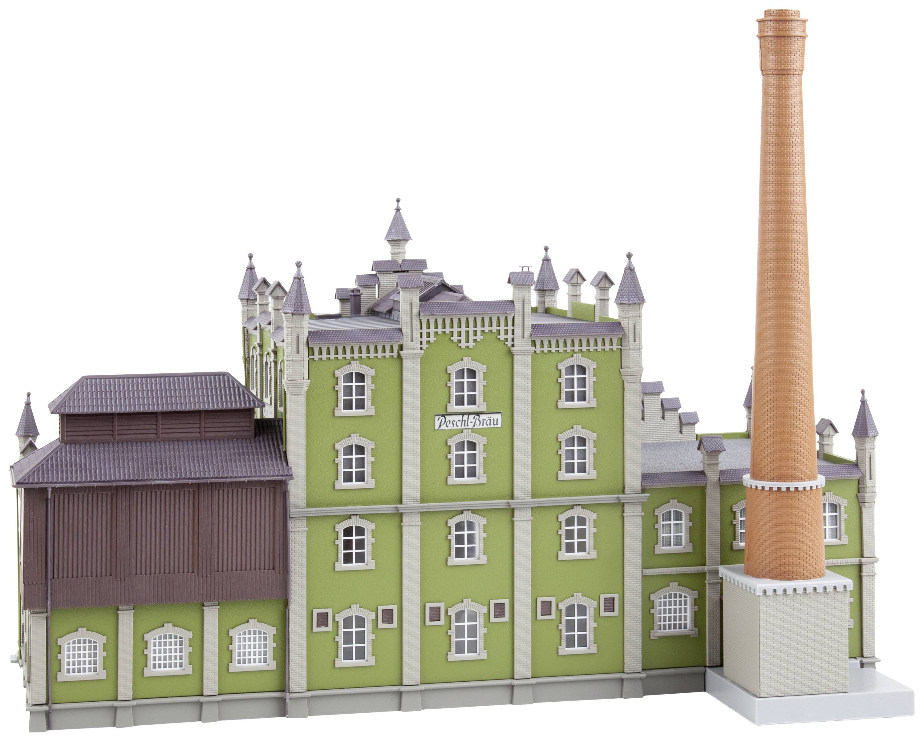 Detailní model zelené továrny s vysokým komínem a mnoha okny.