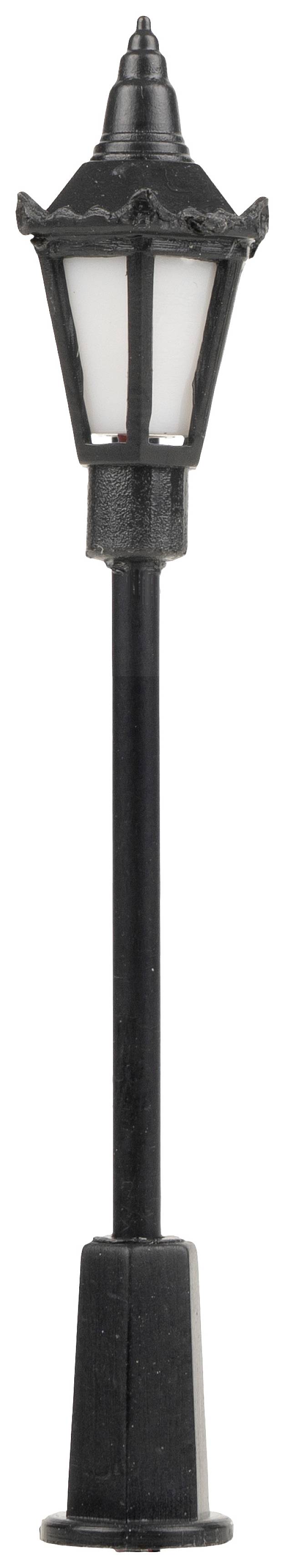 Klasická černá pouliční lampa s dekorativními detaily, vhodná pro městské nebo historické prostředí.