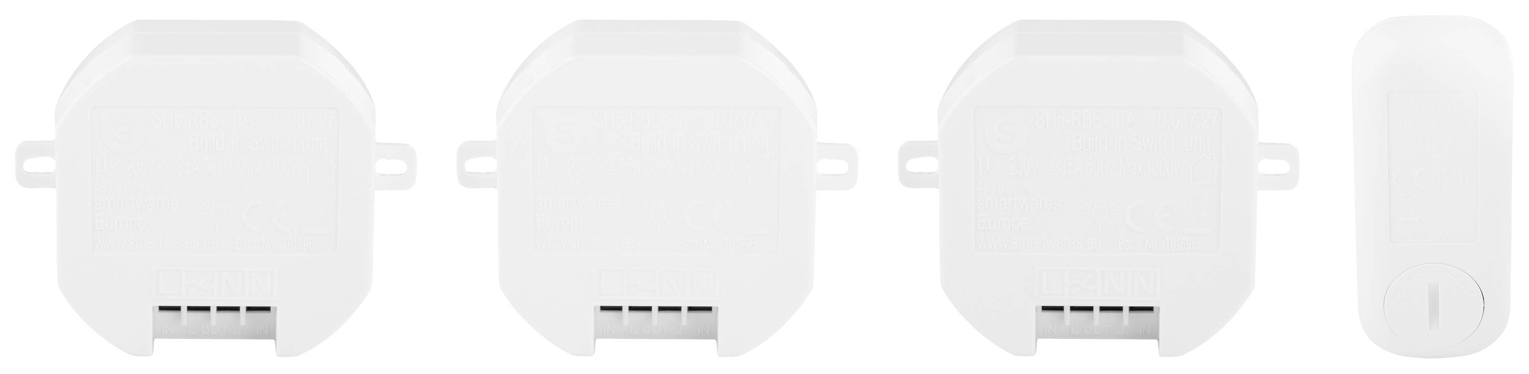 Tři bílé rádiové moduly a jeden USB dongle v řadě. Moduly jsou čtvercové, dongle válcovitý.