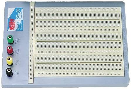 Nepájivé kontaktní pole s pěti přípojnými zdířkami a několika připojovacími poli pro tvorbu elektronických obvodů.