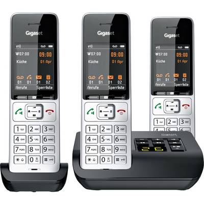 Tři bezdrátové telefony se základnou. Displeje zobrazují čas, datum, hovory a možnosti menu. Hlavní telefon je v nabíjecí stanici.