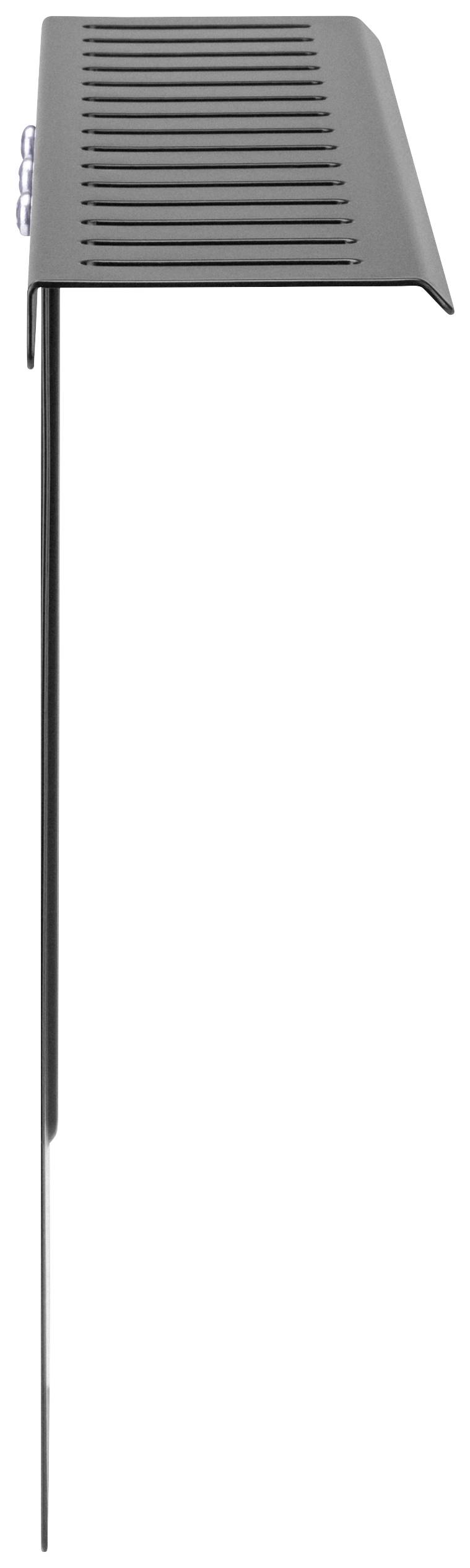 Boční pohled černé, obdélníkové kovové desky s úzkými, přímými štěrbinami a mírně zakřivenou přední hranou.