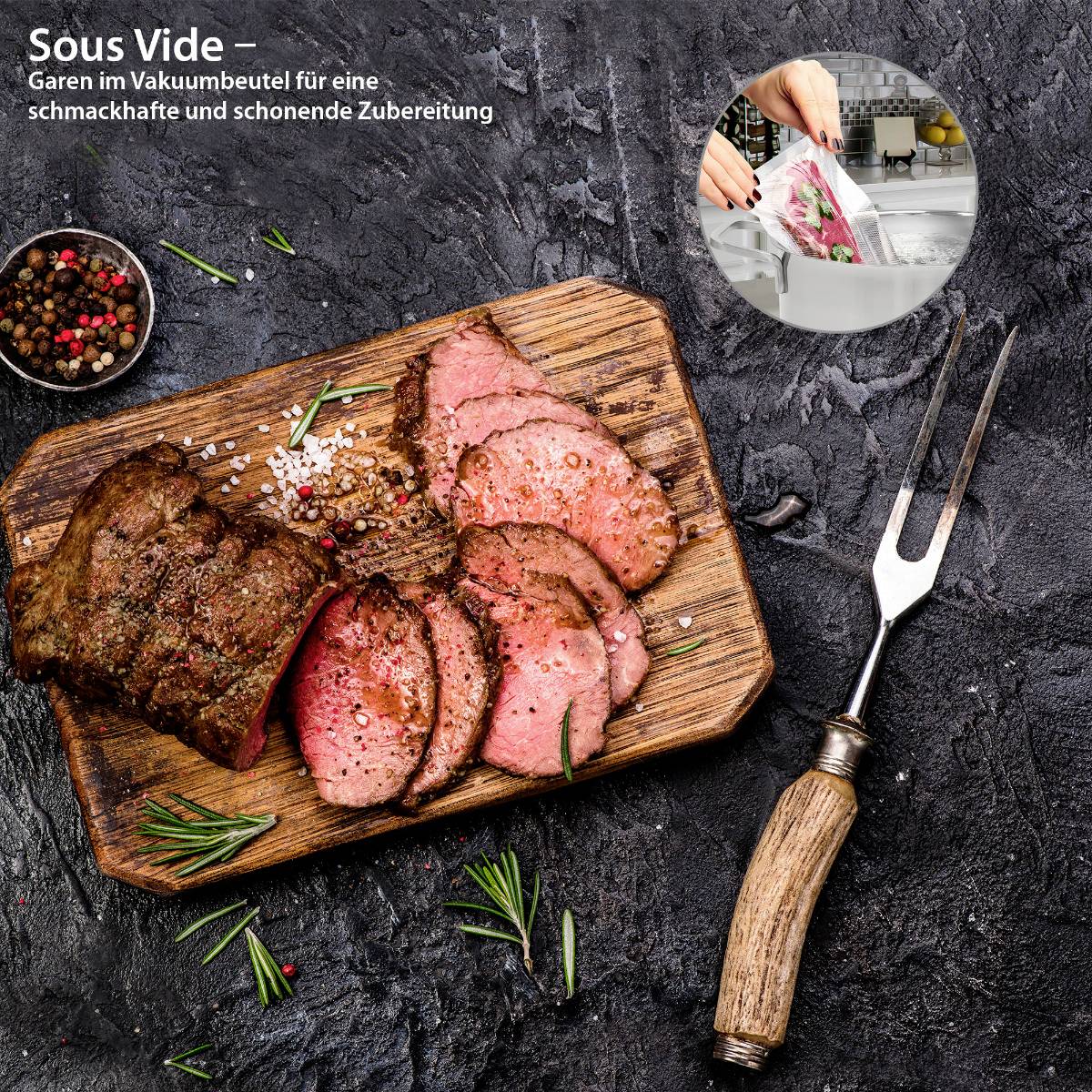 Sous Vide: Vařené maso na dřevěné desce s bylinkami a pepřovými zrny, vedle obrázek vakuového sáčku ve vodní lázni.