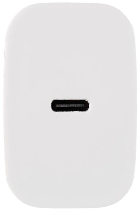 Bílá obdélníková nabíječka s USB-C portem uprostřed.