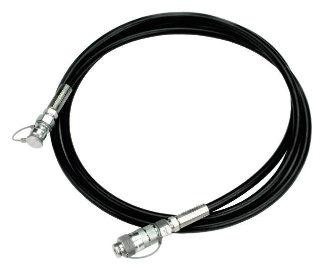Černý hydraulický hadice s kovovými přípojkami na obou koncích. Hadice je tvarována do kruhu na bílém pozadí.